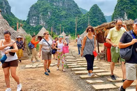 Иностранные туристы посещают Ниньбинь. (Фото: корреспондент Vietnam+)