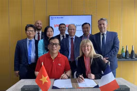 Генеральный директор Vietjet Динь Вьет Фыонг и генеральный директор Safran Seats Виктория Фой подписали контракт со свидетелем посла Вьетнама во Франции Динь Тоан Тханга и руководителей группы Safran. (Фото: ВИА)