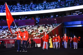 Вьетнамские спортсмены выходят на парад.