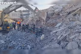 Спасательная команда Министерства общественной безопасности нашла 4 пострадавших в Турции