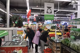 Товары в супермаркете удовлетворяют потребности населения. (Фото: Дык Зюи/Vietnam+)