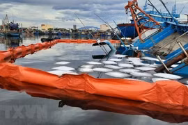 Ликвидация инцидента с разливом нефти на море после того, как рыболовное судно затонуло в рыболовном порту Тхокуанг в городе Дананг. (Фото: опубликовано ВИА)