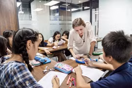 Учитель английского языка в IvyPrep Education System. (Фото: Vietnam+) 