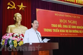 Заместитель министра транспорта и путей сообщения Вьетнама Ле Динь Тхо выступает на конференции по обмену с провинциями и городами страны опытом в реализации проектов скоростных автодорог. (Фото: Вьет Хунг/Vietnam+)