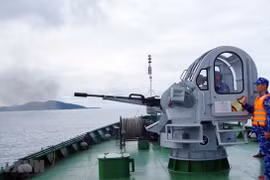 Сотрудники морской полиции Вьетнама 1-го района практикуют стрельбу в море (Фото: ВИA)