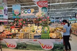 В супермаркете Big C в провинции Донгнай представлены товары, произведенные в рамках программы “Одна община – один продукт” (ОООП). Такие товары будут продавать многие торговые сети во время Тэт (Фото: congthương.com.vn)