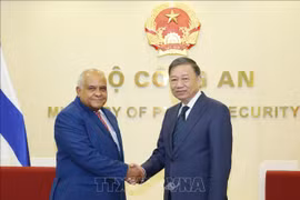 Генерал милиции То Лам принял Чрезвычайного и Полномочного Посла Республики Куба во Вьетнаме г-на Орландо Эрнандеса Гильена. (Фото: Фам Киен/ВИА)