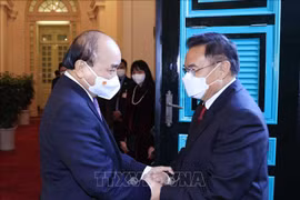 Президент Нгуен Суан Фук принял председателя Национального собрания Лаоса Сайсомфона Фомвихана. (Фото: Тхонг Нят/ВИА)