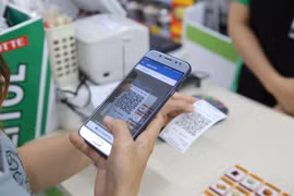 Клиенты оплачивает за товар через QR-код. (Фото: ВИА)