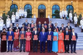 Президент Нгуен Суан Фук позирует на фото с новыми послами (Фото: ВИА) 
