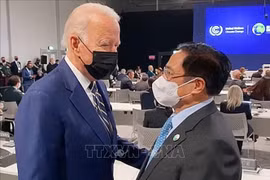 Премьер-министр Фам Минь Тьинь встречается на конференции с президентом США Джо Байденом. (Фото: ВИА)
