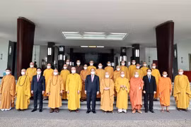 Президент Нгуен Суан Фук и члены делегации позируют фотографу (Фото: ВИА)