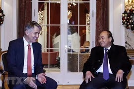 Президент Нгуен Суан Фук принял мэра Берна. (Фото: Тхонг Нят/ВИА)