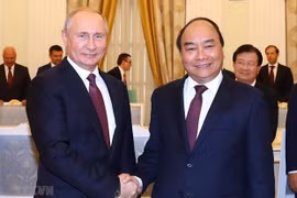 Тогдашний премьер-министр и нынешний президент Вьетнама Нгуен Суан Фук (справа) встречается с президентом России Владимиром Путиным в мае 2019 г. (Фото: ВИA)