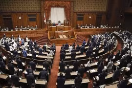 Заседание законодательного органа Японии в Токио 28 апреля 2021 г. (Фото: Kyodo / ВИА)