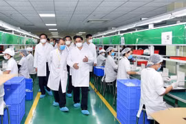 Премьер-министр Фам Минь Тьинь в компании Medicon. (Фото: http://baochinhphu.vn/)