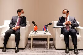 Министр иностранных дел Вьетнама Буй Тхань Шон провел двустороннюю встречу с заместителем премьер-министра, министром иностранных дел и министром иностранных дел Королевства Камбоджа Прак Сохонном. (Фото: baoquocte)