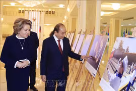 Президент государства Нгуен Суан Фук и председатель Совета Российской Федерации Валентина Матвиенко посетили фотовыставку «Два десятилетия стратегического партнерства между Россией и Вьетнамом в кадрах ВИА и ТАСС». (Фото: Тхонг Нят/ВИА)