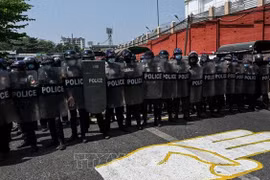 ОМОН Мьянмы развернут для борьбы с протестующими против военной власти в Янгоне, 25 февраля 2021 года. (Фото: AFP / ВИА)