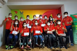Делегация вьетнамских спортсменов на Паралимпийских играх 2020 сделала фотографии на память в деревне спортсменов в Токио. (Фото: ВИА)