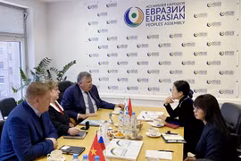 Председатель Вьетнамского союза обществ дружбы (ВСОД) г-жа Нгуен Фыонг Нга провела рабочую встречу с генеральным секретарем Ассамблеи народов Евразии А. Бельяниным. (Фото: vufo.org.vn)