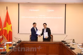 Главный редактор VietnamPlus Чан Тьен Дуан (слева) и Джек Нгуен, региональный директор Insider по Вьетнаму, Тайланду и Тайваню, на церемонии подписания (Фото: ВИА) 