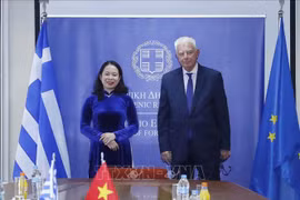 Вице-президент Во Тхи Ань Суан и заместитель премьер-министра Панайотис Пикрамменос. (Фото: Фыонг Хоа/ВИА)
