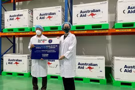 Министерство здравоохранения получает партию вакцины AstraZeneca, подаренную правительством Австралии (Фото: ВИА)