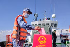  37 офицеров и солдат, служащих в море у побережья южной провинции Бакльеу, проголосовали за избрание депутатов Национального собрания 15-го созыва и народных советов всех уровней 19 мая. (Фото: ВИА)