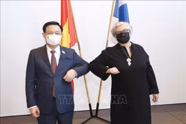 Председатель Национального собрания (НС) Выонг Динь Хюэ (слева) и спикер парламента Финляндии Ану Вехвилайнен позируют фотографу в Хельсинки 10 сентября (Фото: ВИА) 