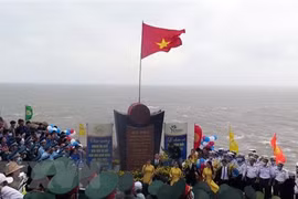 Церемония поднятия флага на берегу Восточного моря. (Фото: Суан Чиеу/ВИА)