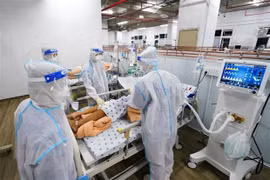 Врачи Центра интенсивной терапии COVID-19 Медицинско-фармацевтического университета Хошимина днем и ночью посвящают себя спасению и борьбе за жизни тяжелых пациентов с COVID-19 . (Фото: опубликовано ВИА)