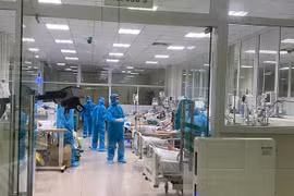 Уход за пациентами с COVID-19 в Национальной больнице тропических болезней (Фото: ВИA)
