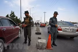 Солдаты службы безопасности Афганистана охраняют улицу, ведущую в столицу Кабула (Фото: AFP/ВИA)