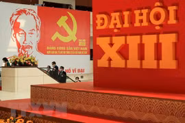 Изображение партийного значка и президента Хо Ши Мина на XIII Национальном съезде КПВ. (Фото: ВИА)