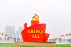 Большой символ перед Национальным конференц-центром в Ханоее в честь XIII Национального съезда КПВ. (Фото: ВИА)