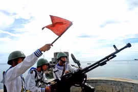 Вьетнамские военно-морские силы на тренировке. Поколения солдат, охраняющих архипелаг Чыонгша, круглосуточно выполняют свои обязанности по защите морского суверенитета и территориальной целостности страны (Фото: ВИА)