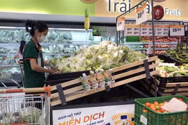 Свежие продукты постоянно добавляются на прилавки и полки в супермаркетах. (Фото: ВИА) 