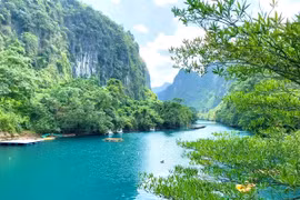 Река Тьай в провинции Куангбинь. (Фото: https://dulich.petrotimes.vn)