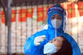 Взятие образцов для тестирования на COVID-19 в передвижном медицинском пункте в общине Тамхиеп, район Тханьчи. (Фото: Туан Ань / ВИА)