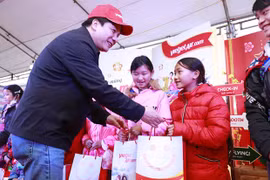 Представитель руководства Vietjet вручает подарки малообеспеченным семьям. (Фото: Vietjet)