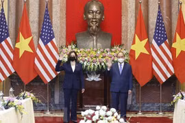 Президент Нгуен Суан Фук и вице-президент США Камала Харрис во время встречи (Фото: ВИA)