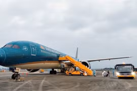 Самолет Vietnam Airlines в международном аэропорту Вандон провинции Куангнинь (Фото: VNA)