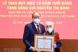 Президент Нгуен Суан Фук (слева) и Нгуен Тхи Бинь, бывший член ЦК КПВ и бывший вице-президент страны, на мероприятии (Фото: ВИА)