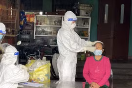Отбор образцов для тестирования на COVID-19 у людей в общине Куангчунг, город Бимшон, провинция Тханьхоа. (Фото: Нгуен Нам / ВИА)