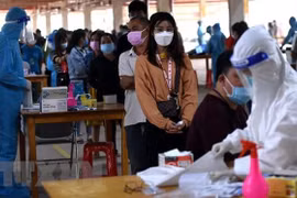 Работники Pousung Vietnam Company проходят проверки до начала работы. (Фото: ВИА)
