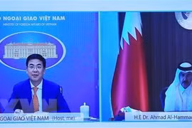 Заместитель министра иностранных дел Вьетнама Фам Куанг Хиеу и генеральный секретарь министерства иностранных дел Катара Ахмад Хассен аль-Хаммади проводят онлайн-переговоры 15 сентября. (Фото: ВИА)