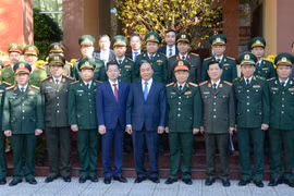 Премьер-министр Нгуен Суан Фук и руководители вооруженных сил в Дананге позируют фотографу (Фото: ВИА) 