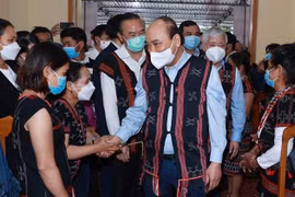 Президент Нгуен Суан Фук с представителями этнических меньшинств в провинции Куангнам. (Фото: ВИА)