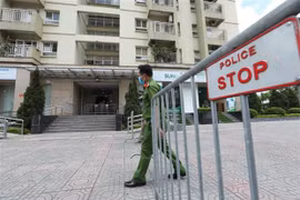 Функциональные силы установили заборы, временно заблокировав здание N03A в жилом колмплексе Шайдонг, квартал Фукдонг, район Лонгбьен, Ханой. (Фото: Минь Кует / ВИА)
